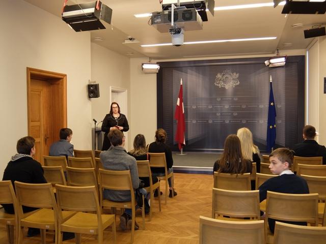 Valsts sekretāra Rinalda Muciņa un parlamentārā sekretāra Jāņa Eglīta "ēnas" Ministru kabineta ēkā - preses konferenču telpā