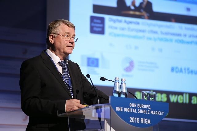 Eiropas Reģionu komitejas priekšsēdētājs Marku Markkula saka uzrunu Digitālās asamblejas 2015 atklāšanā