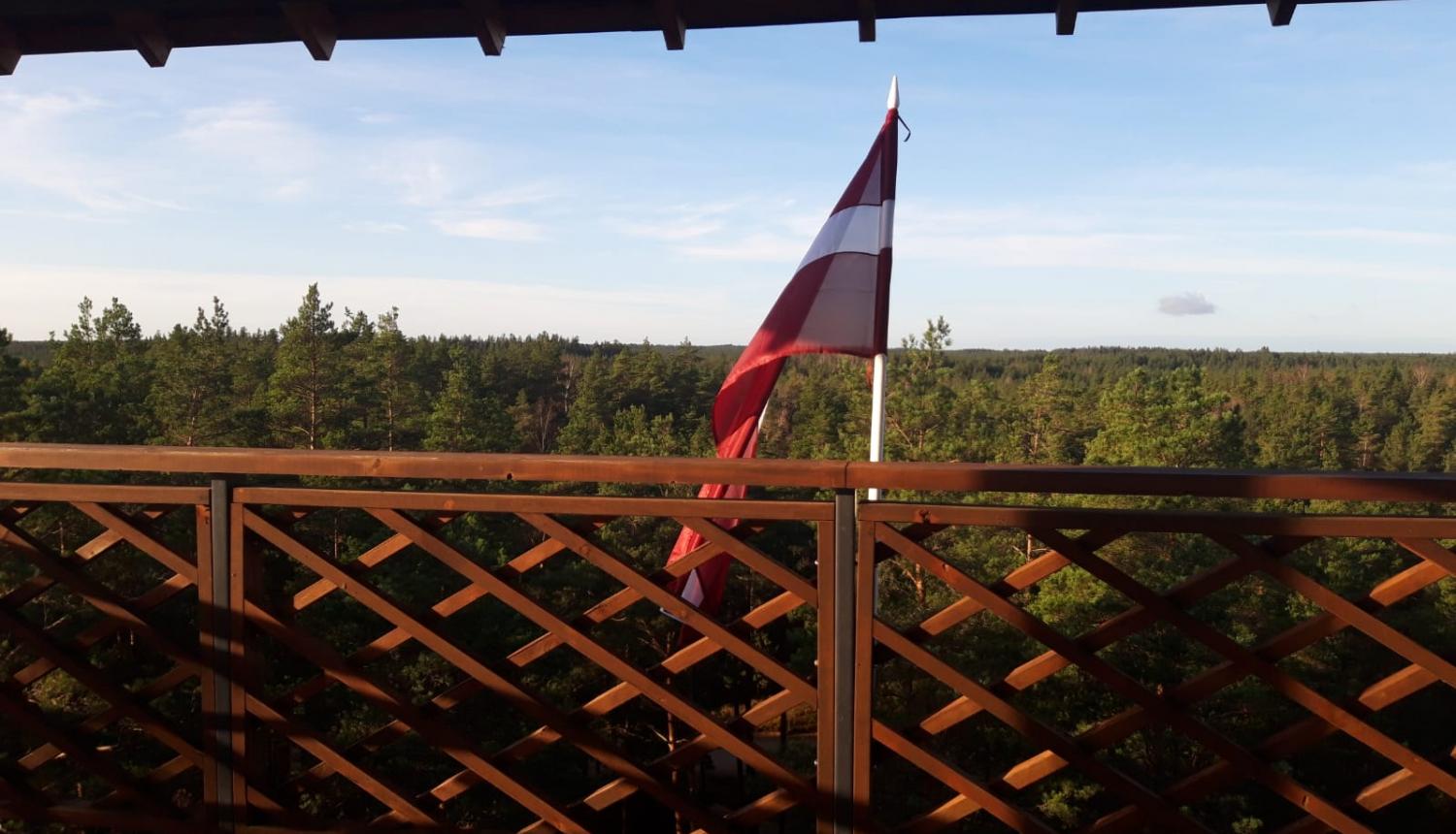 Latvijas karogs skatu tornī